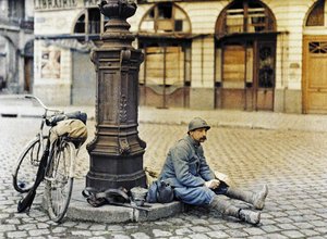 Egy katona Reimsben kerékpárjával, Franciaország, 1917. április 1. (autokróm)